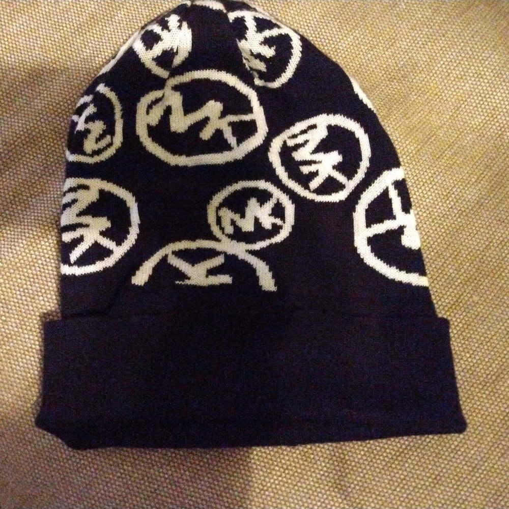❤️MICHAEL KORS Black & White MK Logo Beanie Cap
